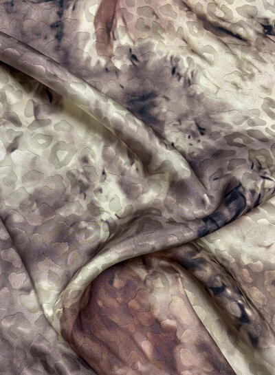 taupe / beige - ingeweven luipaard motief - viscose
