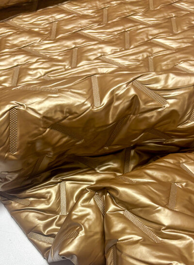 strikes- goud stepper - gematelasseerde stof puffer