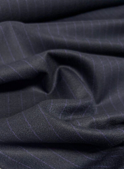 nachtblauw met zacht lila pinestripe -  geweven bamboe blend - heel soepelvallende stof en geen kreuk