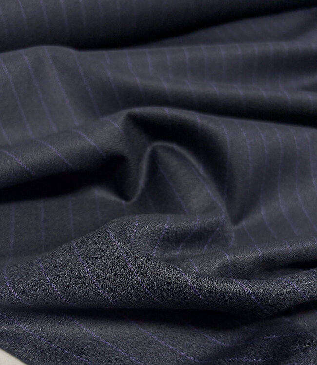 nachtblauw met zacht lila pinestripe -  geweven bamboe blend - heel soepelvallende stof en geen kreuk