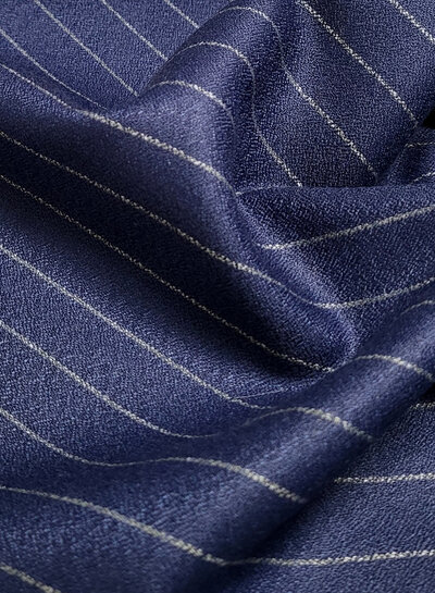 indigo blauw met grijze pinestripe -  geweven bamboe blend - heel soepelvallende stof en geen kreuk