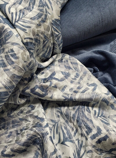 viscose with woven leopard motif - blue and off-white jungle