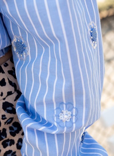 Poppy fabrics broderie en pailletten - blauw en wit gestreepte katoen