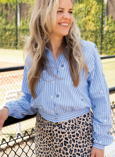 Poppy fabrics broderie en pailletten - blauw en wit gestreepte katoen