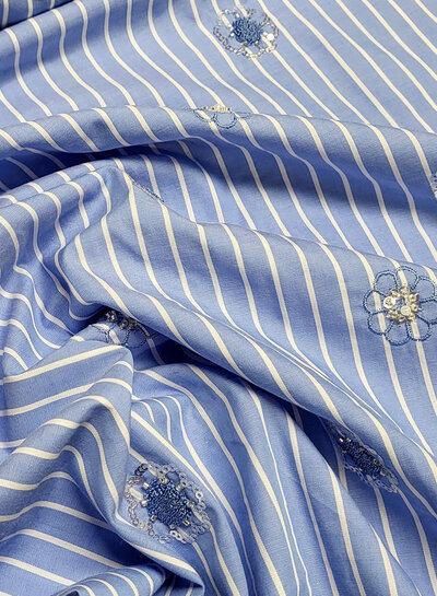Poppy fabrics broderie en pailletten - blauw en wit gestreepte katoen