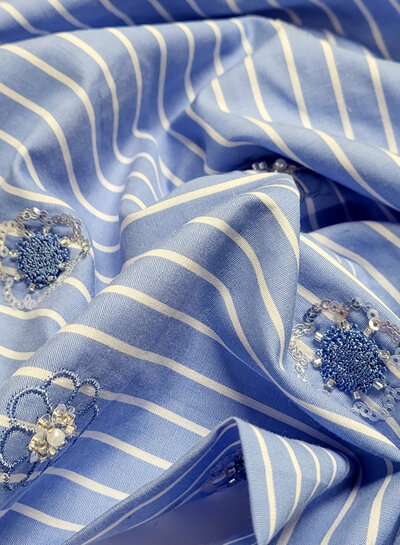 Poppy fabrics broderie en pailletten - blauw en wit gestreepte katoen