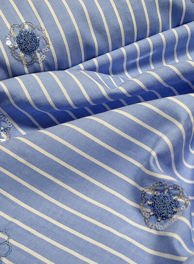 Poppy fabrics broderie en pailletten - blauw en wit gestreepte katoen