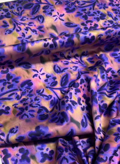 Poppy fabrics paarse bloemenpracht - satijn katoen