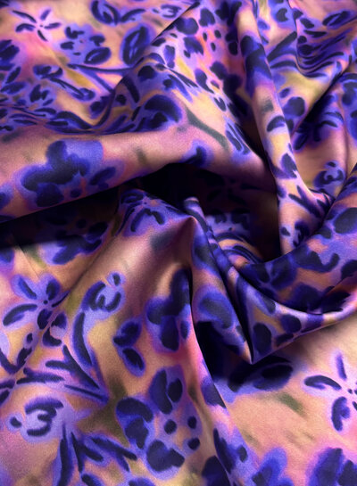 Poppy fabrics paarse bloemenpracht - satijn katoen