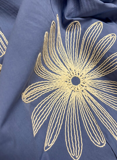 embroidery flower jeansblauw - popeline katoen