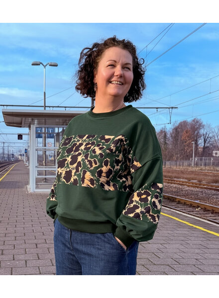 Leo green sweater package