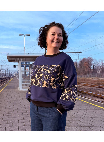 Leo blue sweater package