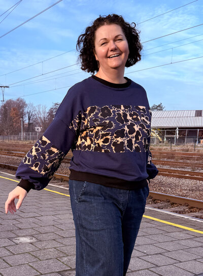 Leo blue sweater package