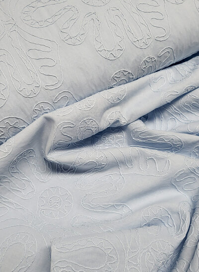 lichtblauw  - ton sur ton - embroidery katoen