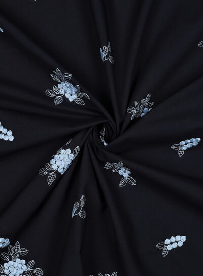 blauwe geborduurde bloemetjes - katoen voile