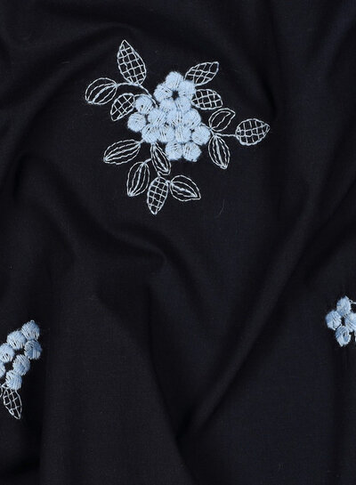 blauwe geborduurde bloemetjes - katoen voile