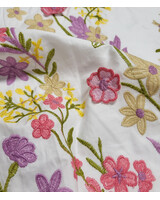 Madeline broderie bloemenboord met 3D-bloem roze op witte popeline