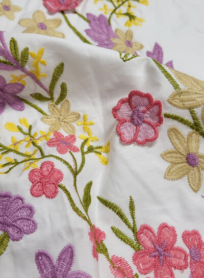 Madeline broderie bloemenboord met 3D-bloem roze op witte popeline