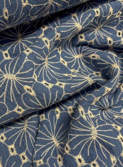 jeansblauw broderie bloemen - tetra / double gauze