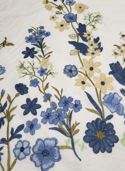 Madeline broderie bloemenboord met 3D-bloem blauw op witte popeline