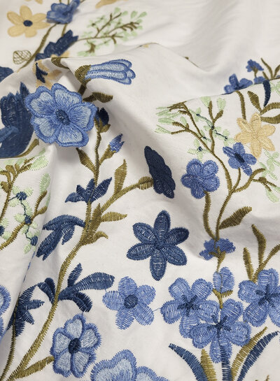 Madeline broderie bloemenboord met 3D-bloem blauw op witte popeline