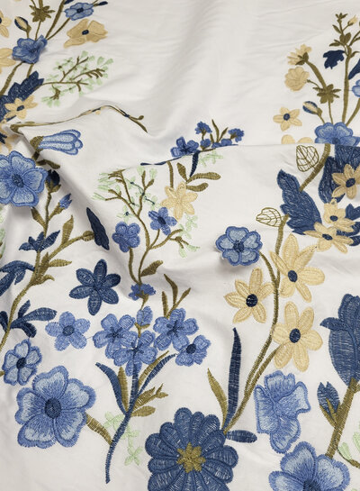 Madeline broderie bloemenboord met 3D-bloem blauw op witte popeline
