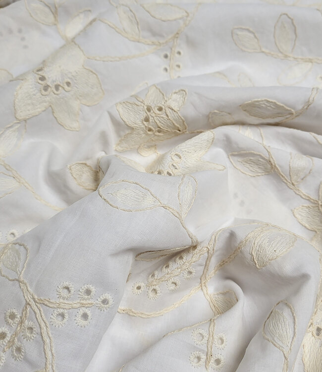 Madeline beige broderie bloemen op witte katoen