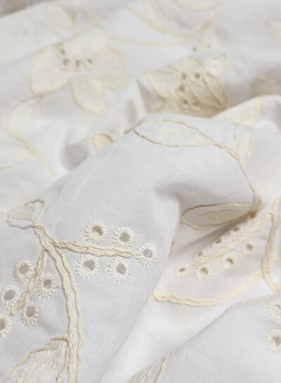 Madeline beige broderie bloemen op witte katoen