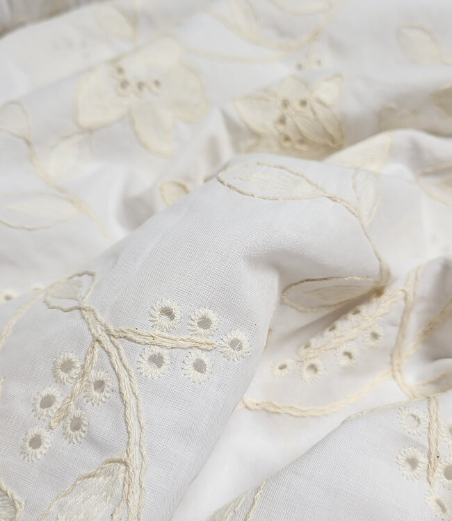 Madeline beige broderie bloemen op witte katoen