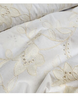 Madeline beige broderie bloemen op witte katoen