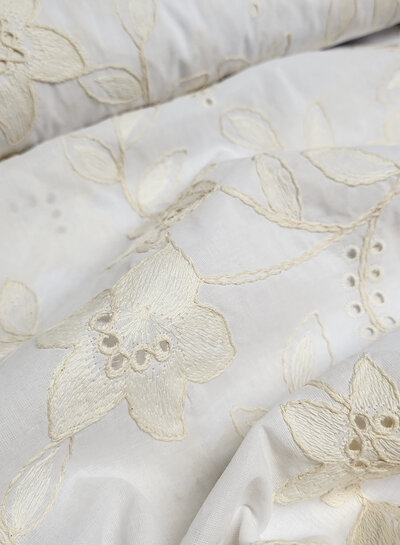 Madeline beige broderie bloemen op witte katoen