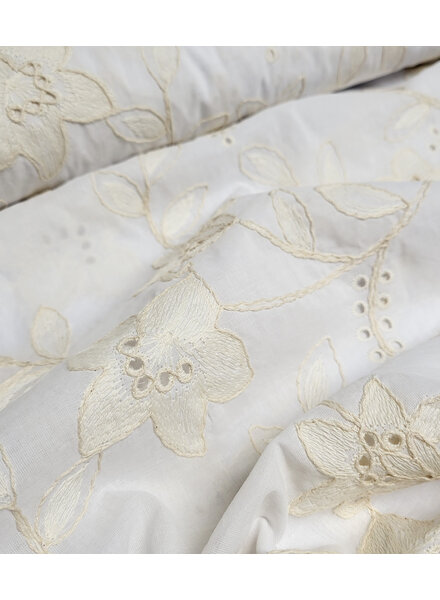 Madeline beige broderie bloemen op witte katoen