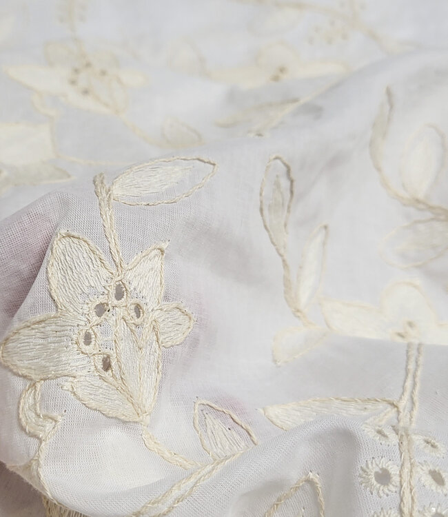 Madeline beige broderie bloemen op witte katoen