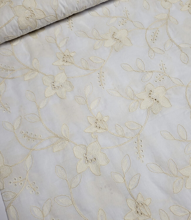 Madeline beige broderie bloemen op witte katoen