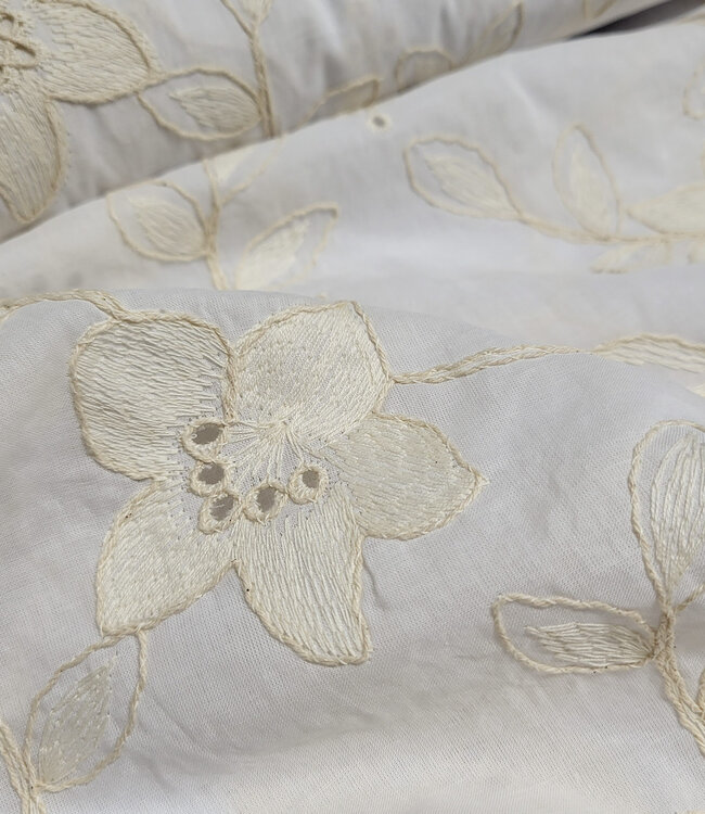 Madeline beige broderie bloemen op witte katoen