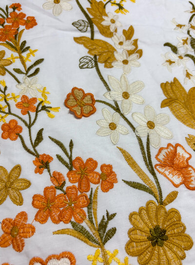 Madeline broderie bloemenboord met 3D-bloem oranje / camel  op witte popeline