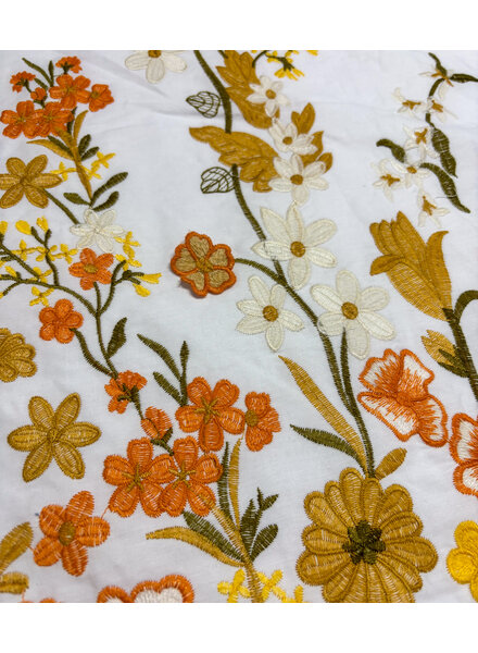 Madeline broderie bloemenboord met 3D-bloem oranje / camel  op witte popeline