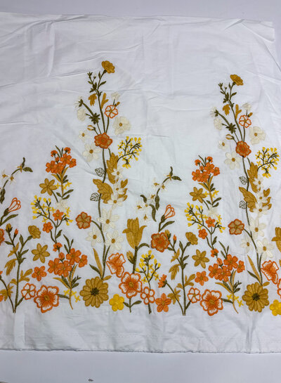 Madeline broderie bloemenboord met 3D-bloem oranje / camel  op witte popeline