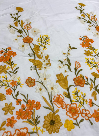 Madeline broderie bloemenboord met 3D-bloem oranje / camel  op witte popeline