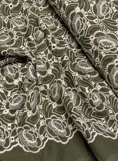 Madeline khaki - prachtige broderie optie geschulpte rand