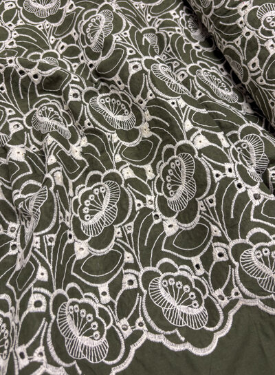 Madeline khaki - prachtige broderie optie geschulpte rand