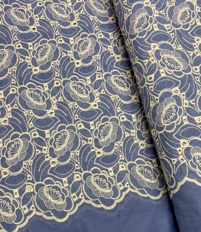 Madeline lichtblauw - prachtige broderie optie geschulpte rand