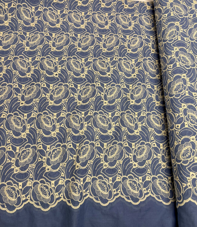 Madeline lichtblauw - prachtige broderie optie geschulpte rand