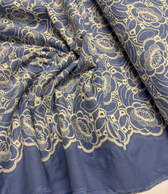 Madeline lichtblauw - prachtige broderie optie geschulpte rand