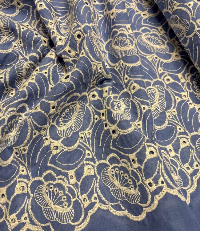 Madeline lichtblauw - prachtige broderie optie geschulpte rand