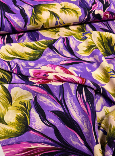 zalmkleurige bloem op paarse achtergrond - lenzing ecovero viscose