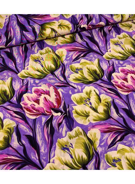 zalmkleurige bloem op paarse achtergrond - lenzing ecovero viscose