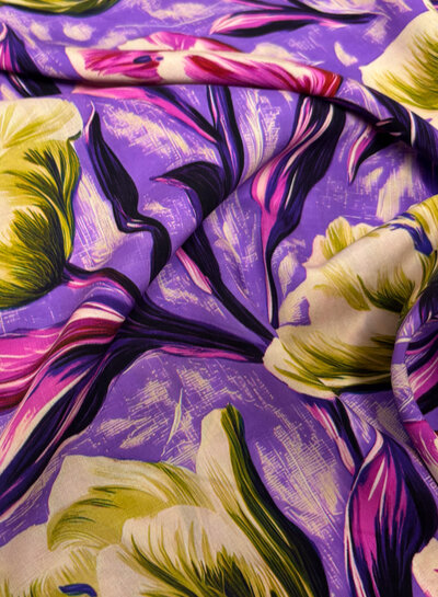 zalmkleurige bloem op paarse achtergrond - lenzing ecovero viscose