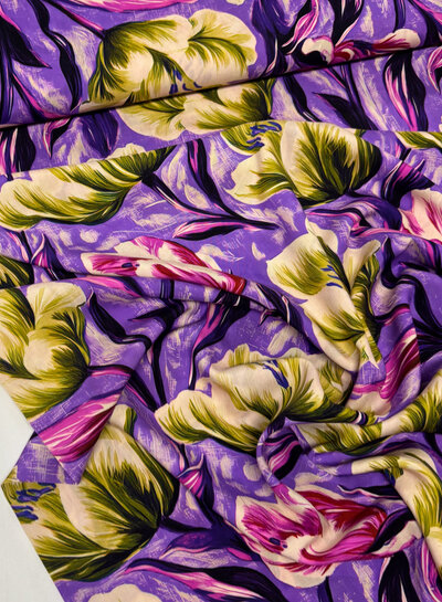 zalmkleurige bloem op paarse achtergrond - lenzing ecovero viscose