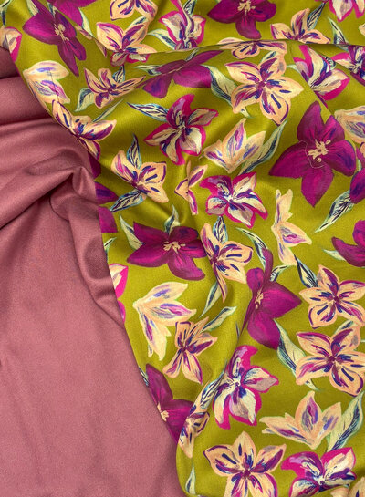 mosterdgeel en fuchsia bloemen - gesatineerde katoen